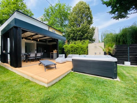 Patio, Garden, Hot Tub, Balcony/Terrace, Pool view, Swimming pool, sunbed