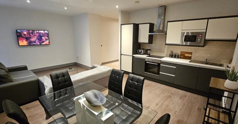 Kitchen or kitchenette, Living room, Seating area, Dining area, oven