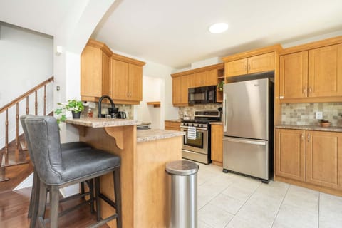 Cozy Modern 4BR Home with Sunny Patio House in Ottawa