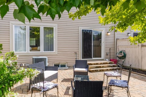 Cozy Modern 4BR Home with Sunny Patio House in Ottawa
