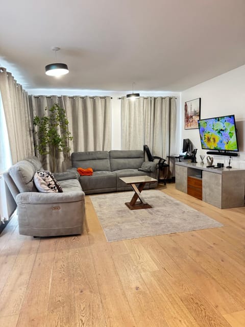 Communal lounge/ TV room, TV and multimedia, Living room, Seating area, Evening entertainment