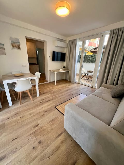 TV and multimedia, Living room, Seating area, air conditioner