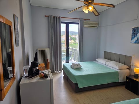 Bed, TV and multimedia, Photo of the whole room, Bedroom, towels