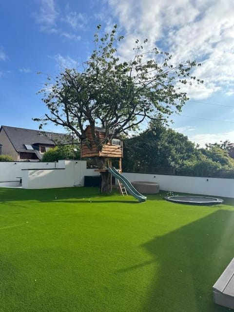 Beautiful family home with golf House in Edinburgh