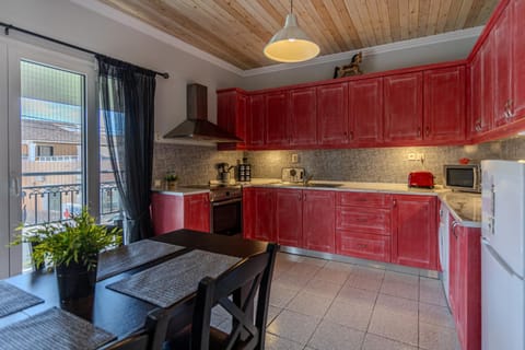 Kitchen or kitchenette, Dining area, oven, stove