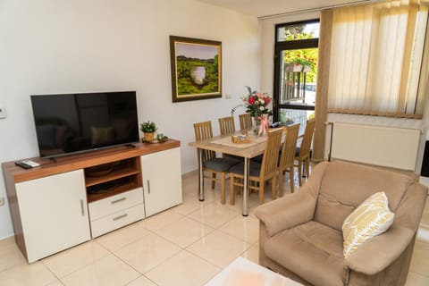 Communal lounge/ TV room, TV and multimedia, Living room, Seating area, Dining area