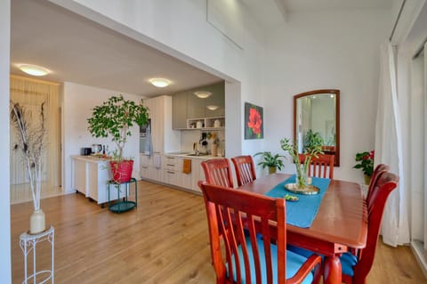 Kitchen or kitchenette, Seating area, Dining area, kitchen