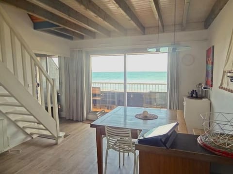 Appartement pieds dans l eau pleine vue mer face plage sable fin triplex 4 chambres 8 personnes terrasse proche centre ville Quiberon Morbihan Bretagne sud idéal famille Apartment in Quiberon