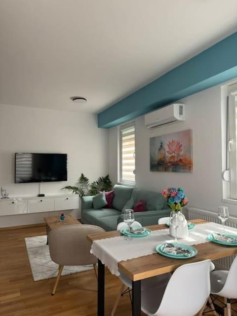 TV and multimedia, Living room, Seating area, Dining area