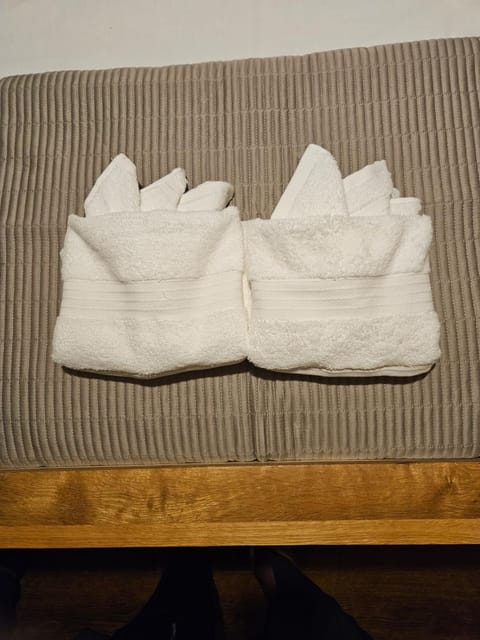 Bed, Bedroom, towels