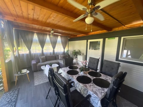 Seating area, Dining area