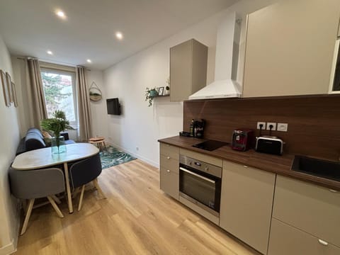 Kitchen or kitchenette, Dining area