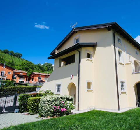 Property building, Spring, Day, Garden