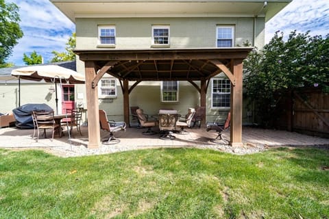 Antique Charm 3BR Gourmet Kitchen & Large Yard House in Kettering