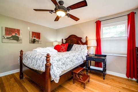 Antique Charm 3BR Gourmet Kitchen & Large Yard House in Kettering