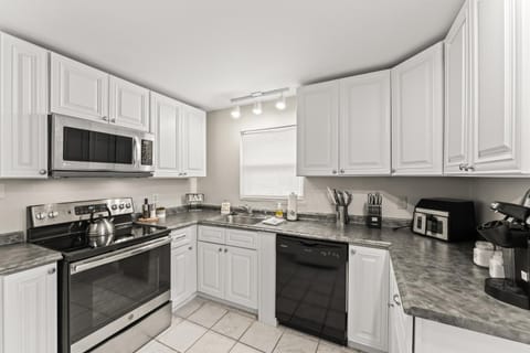 Close to The Greene, Escape Kalm Retreat House in Kettering