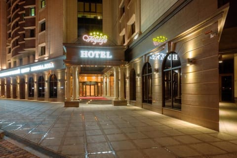 Facade/entrance, Night
