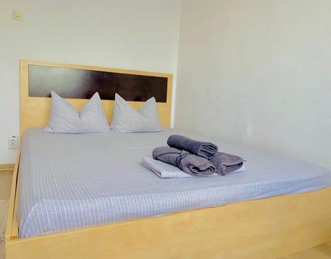 Bed, towels