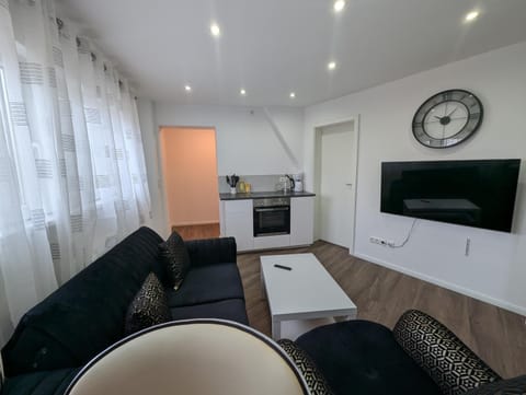 TV and multimedia, Kitchen or kitchenette, Living room, Seating area, oven, stove