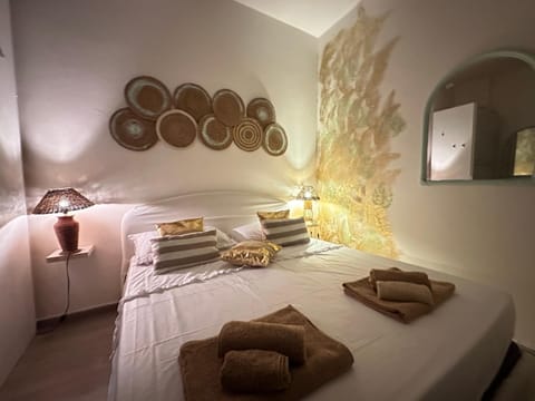 Photo of the whole room, towels