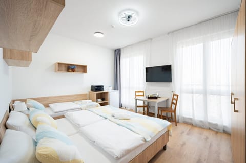 Bed, TV and multimedia, Photo of the whole room, Seating area, Bedroom