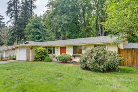 3 Mi to Lake Sammamish! Pet-Friendly Home with Deck House in Lake Sammamish