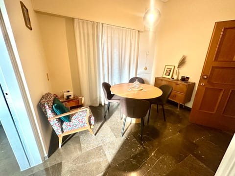 Midcentury Modern Apartment Apartment in Pireas
