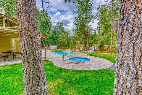 Creekside & Cozy House in Bass Lake