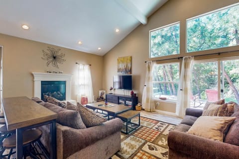 Creekside & Cozy House in Bass Lake