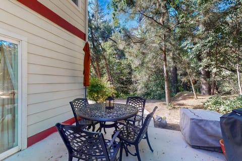 Creekside & Cozy House in Bass Lake