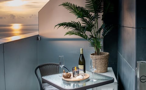 Natural landscape, Food and drinks, Sea view, Drinks, Alcoholic drinks