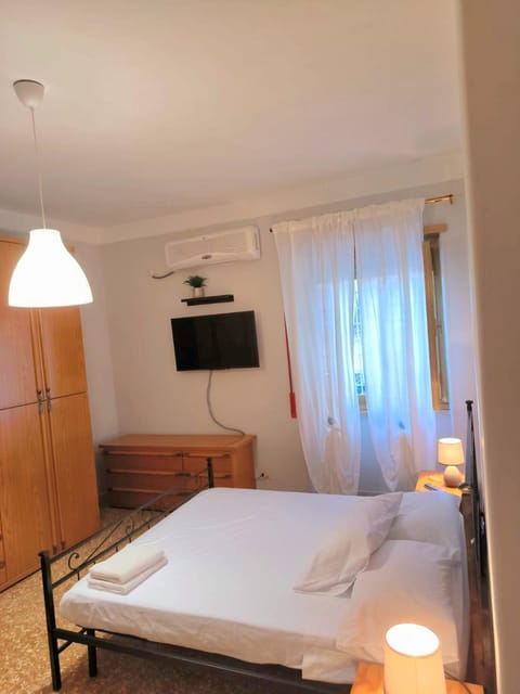 Communal lounge/ TV room, Bed, TV and multimedia, Photo of the whole room, Bedroom, wardrobe, air conditioner