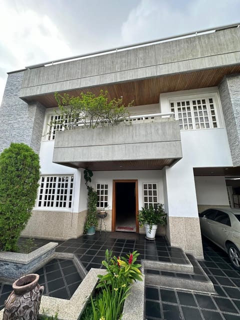 Property building, Day, Garden, Parking