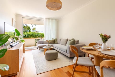 TV and multimedia, Living room, Seating area, Dining area, Evening entertainment