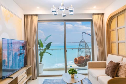 Communal lounge/ TV room, Natural landscape, TV and multimedia, Living room, Seating area, Evening entertainment, Sea view