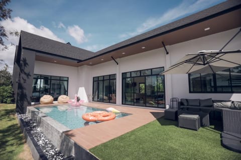 Property building, Day, Natural landscape, Garden, Seating area, Garden view, Pool view, Swimming pool, sunbed