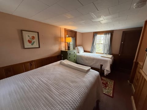 Cottage Place on Squam Lake Hotel in Ashland