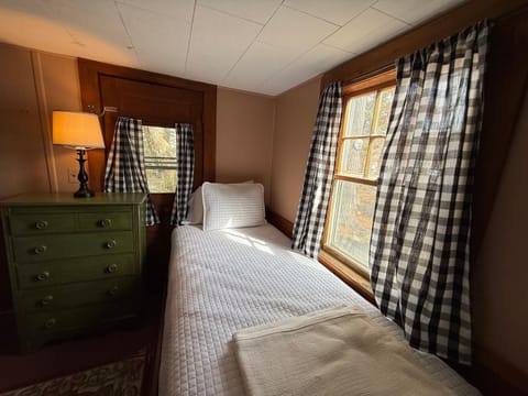 Cottage Place on Squam Lake Hotel in Ashland