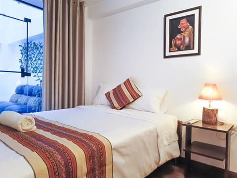 Photo of the whole room, Bedroom
