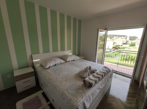 Bed, Balcony/Terrace, Photo of the whole room, Bedroom, Garden view