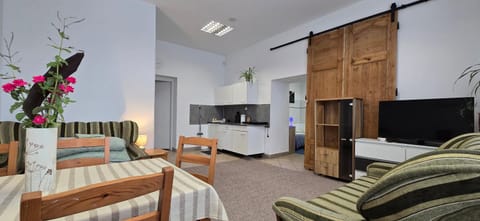 TV and multimedia, Coffee/tea facilities, Kitchen or kitchenette, Seating area