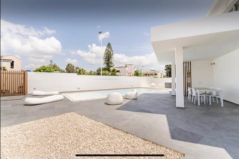 Leonida's Room pool and Jacuzzi Bed and Breakfast in Quartu Sant'Elena