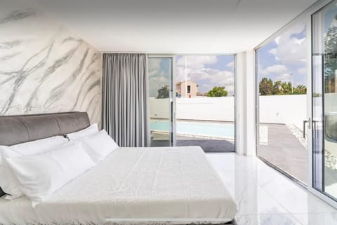 Leonida's Room pool and Jacuzzi Bed and Breakfast in Quartu Sant'Elena