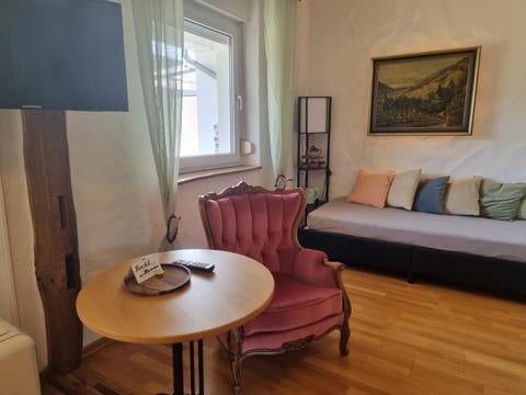 TV and multimedia, Photo of the whole room, Seating area