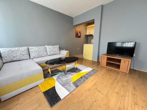 Communal lounge/ TV room, Bed, TV and multimedia, Living room, Photo of the whole room, Seating area, Evening entertainment, Bedroom