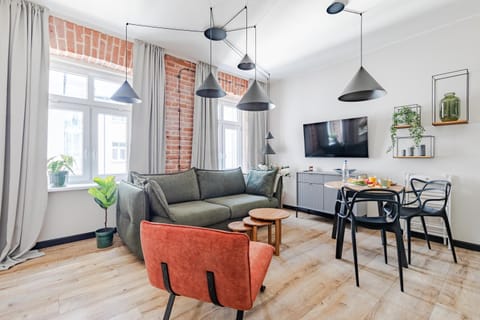 TV and multimedia, Kitchen or kitchenette, Living room, Seating area, Dining area