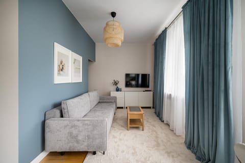 Communal lounge/ TV room, Bed, TV and multimedia, Living room, Photo of the whole room, Seating area, Evening entertainment