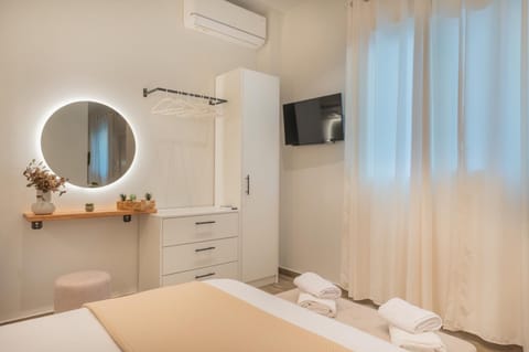 Bed, TV and multimedia, Photo of the whole room, Bedroom, towels, wardrobe, air conditioner