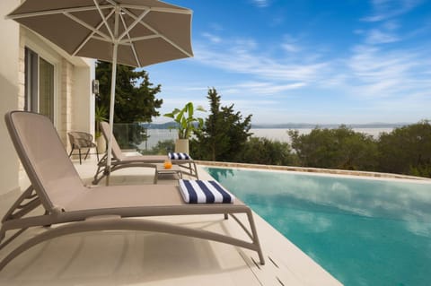 Natural landscape, View (from property/room), Balcony/Terrace, Pool view, Sea view, Swimming pool, sunbed