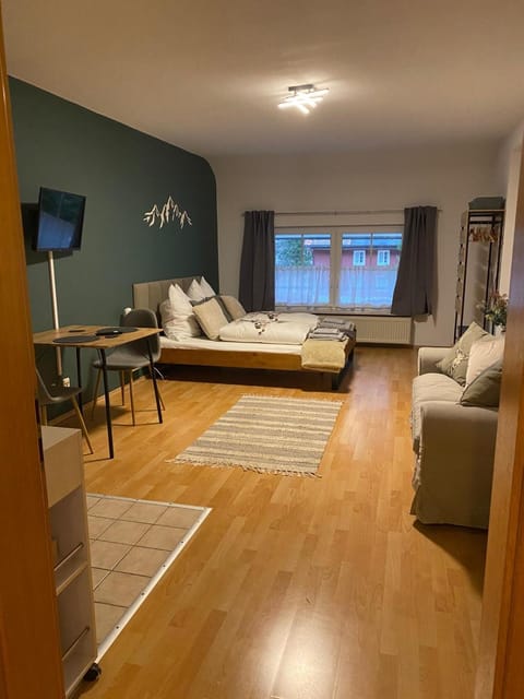 Bed, Photo of the whole room, Seating area